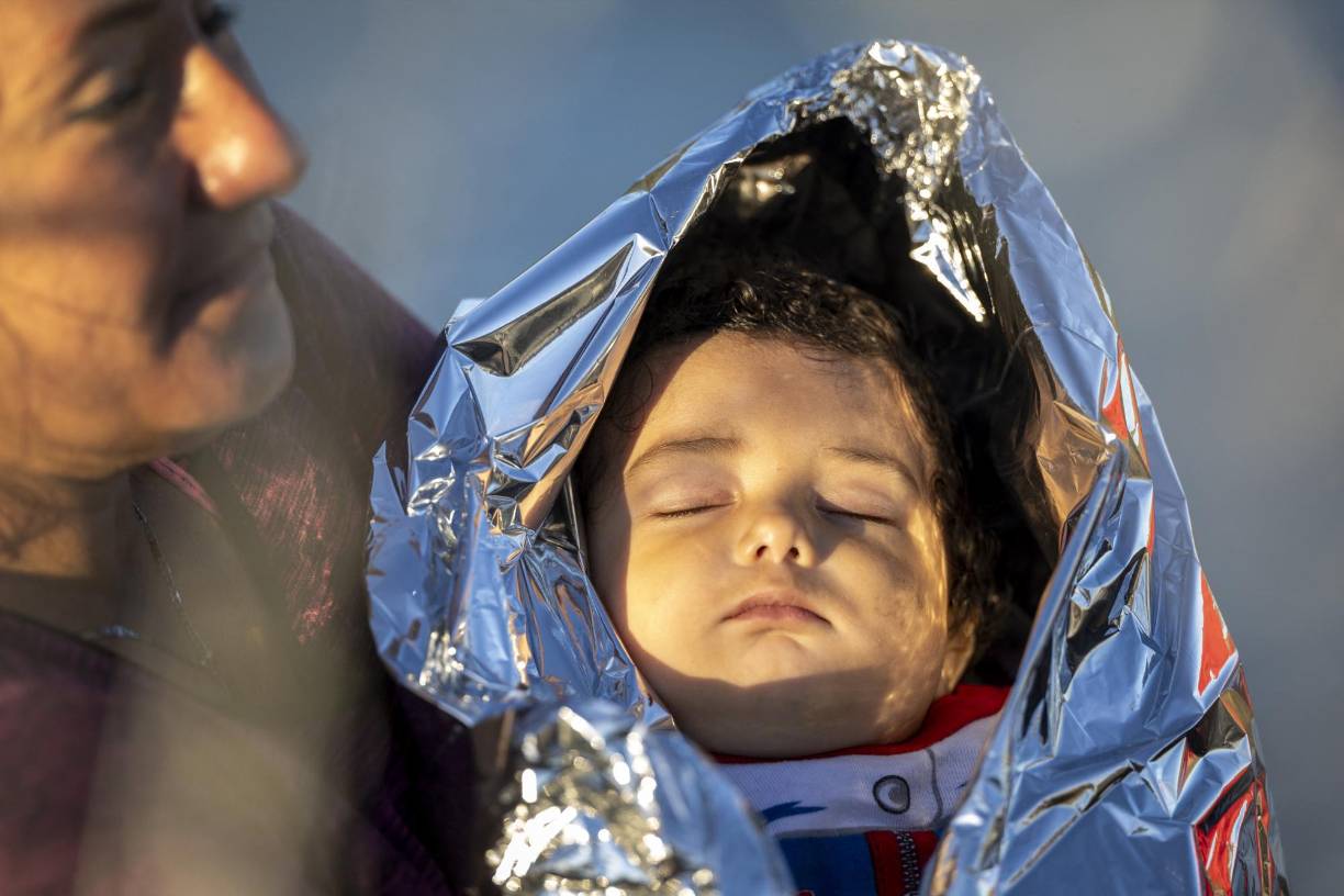 Entre los migrantes se encuentran varios niños que esperan durante horas o días bajo extremas temperaturas.