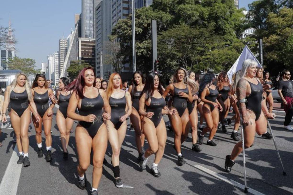 Las candidatas a 'Miss Bumbum', el certamen que elige las más bellas nalgas de Brasil, son vistas por la avenida Paulista en Sao Paulo (Brasil). AFP