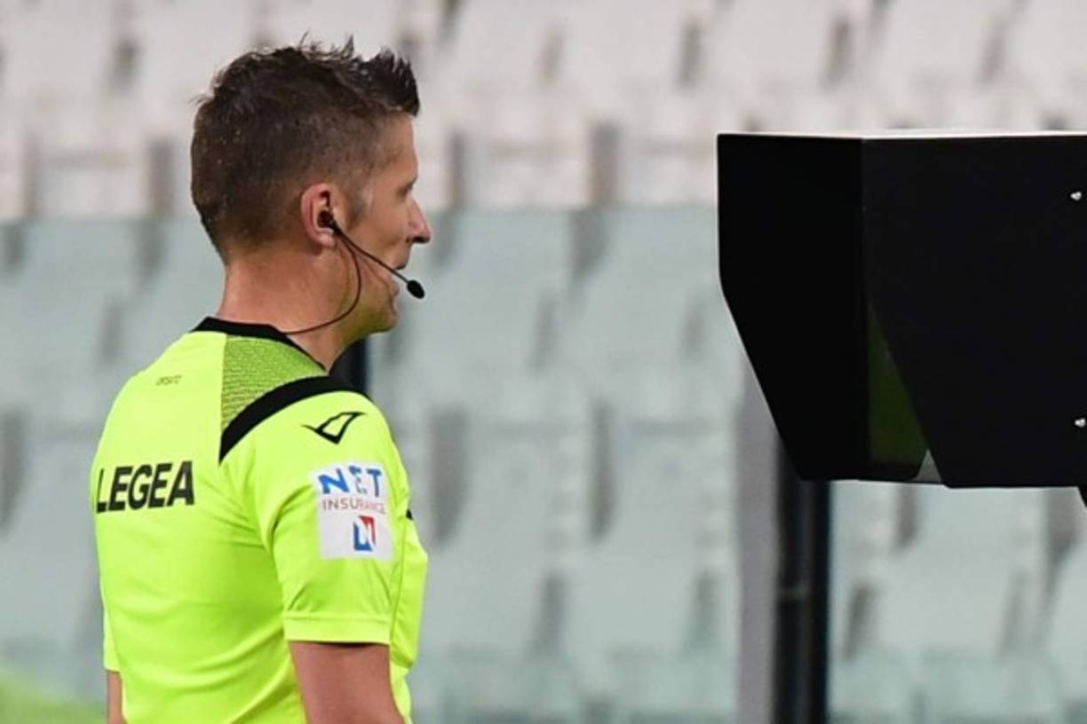 El árbitro italiano Daniele Orsato observando la jugada del penal a favor de la Juventus en el VAR.