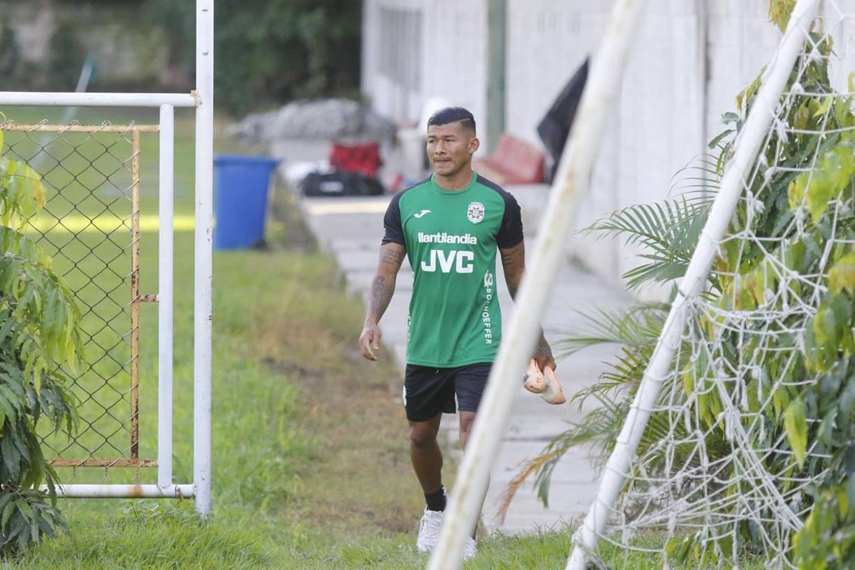Iván ‘Chino’ López fue captado vestido ya con la indumentaria del Marathón en la sede del club verdolaga, tras confirmarse su fichaje.