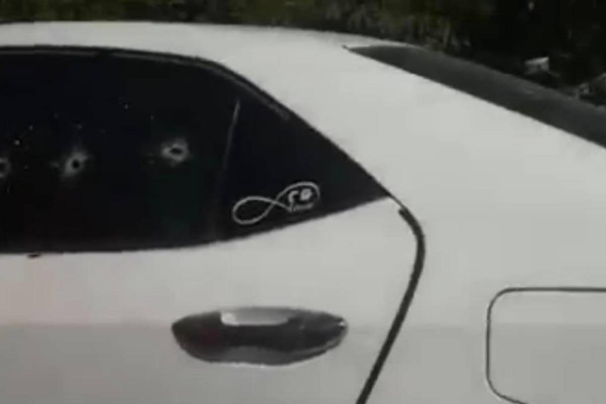 En el lugar quedó el carro con el motor encendido y una de sus llantas delantera dando vuelta después de quedar embancado. 