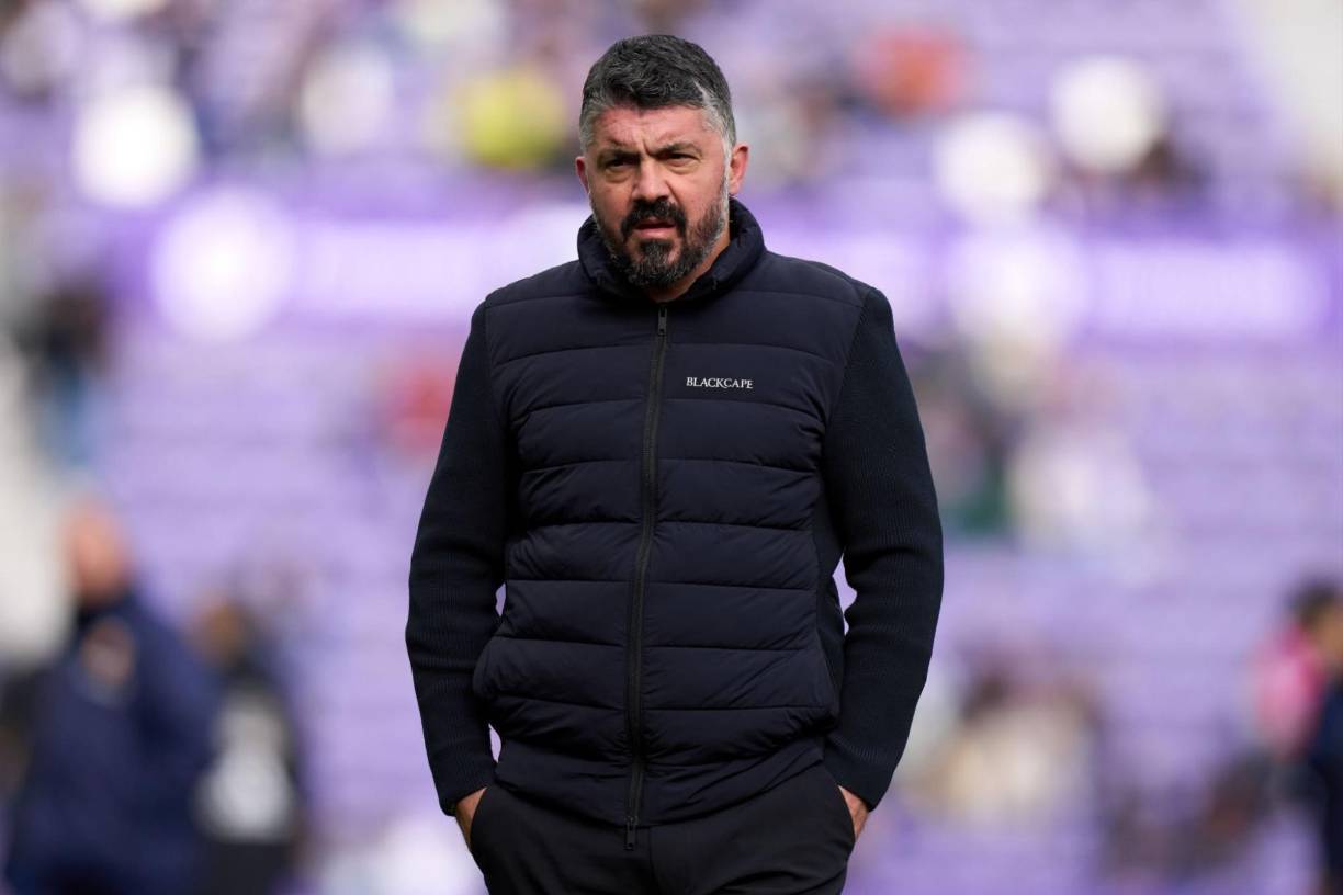 Gennaro Gattuso se ha despedido este martes de la plantilla del Valencia y de los trabajadores con los que habitualmente ha coincidido en la ciudad deportiva del club ché. “Muchas gracias a la prensa por la comprensión en estos siete meses que he estado aquí. Gracias a la afición que es increíble porque siempre ha llenado Mestalla. Siento lo que ha pasado pero la vida es así. Le deseo buena suerte a Voro porque tiene un trabajo muy difícil pero tiene a unos jugadores muy valientes”, ha dicho el técnico.