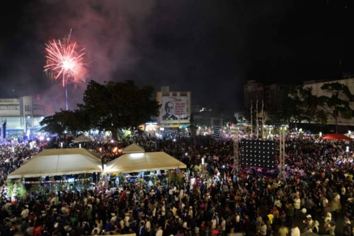 Los feligreses estallaron en un prolongado aplauso, abrazos y llantos de alegría cuando el pontífice declaró santo a Romero, el párroco recordado como la 'voz de los sin voz', asesinado por una bala en 1980.