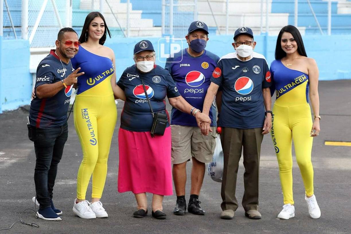 Las guapas edecanes posando con los aficionados más longevos del Motagua.