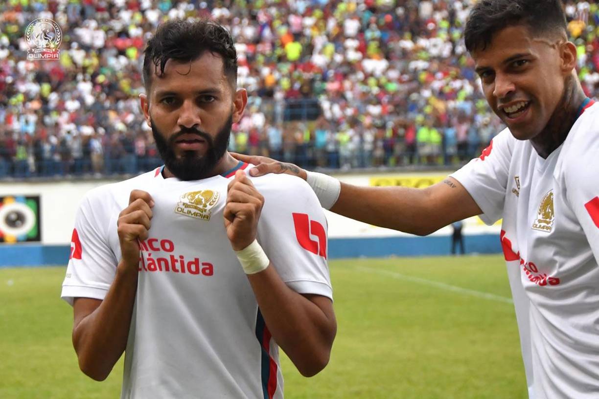 Jorge Álvarez besó el escudo del Olimpia en la celebración de su gol.