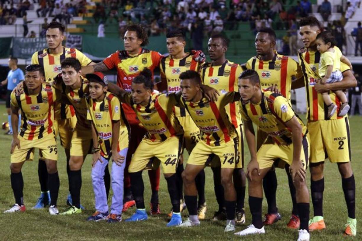 El 11 titular del Real España con dos invitados.