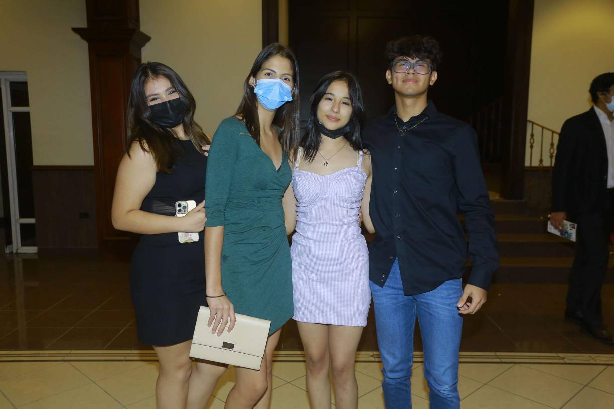 Mía Orellana, Eunice Laureano, Jocelyn Vásquez y Óscar Abbott