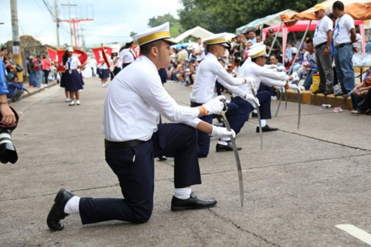 Estudiantes de colegios hacen una presentación en los desfiles patrios que se realizan este jueves en la capital hondureña.