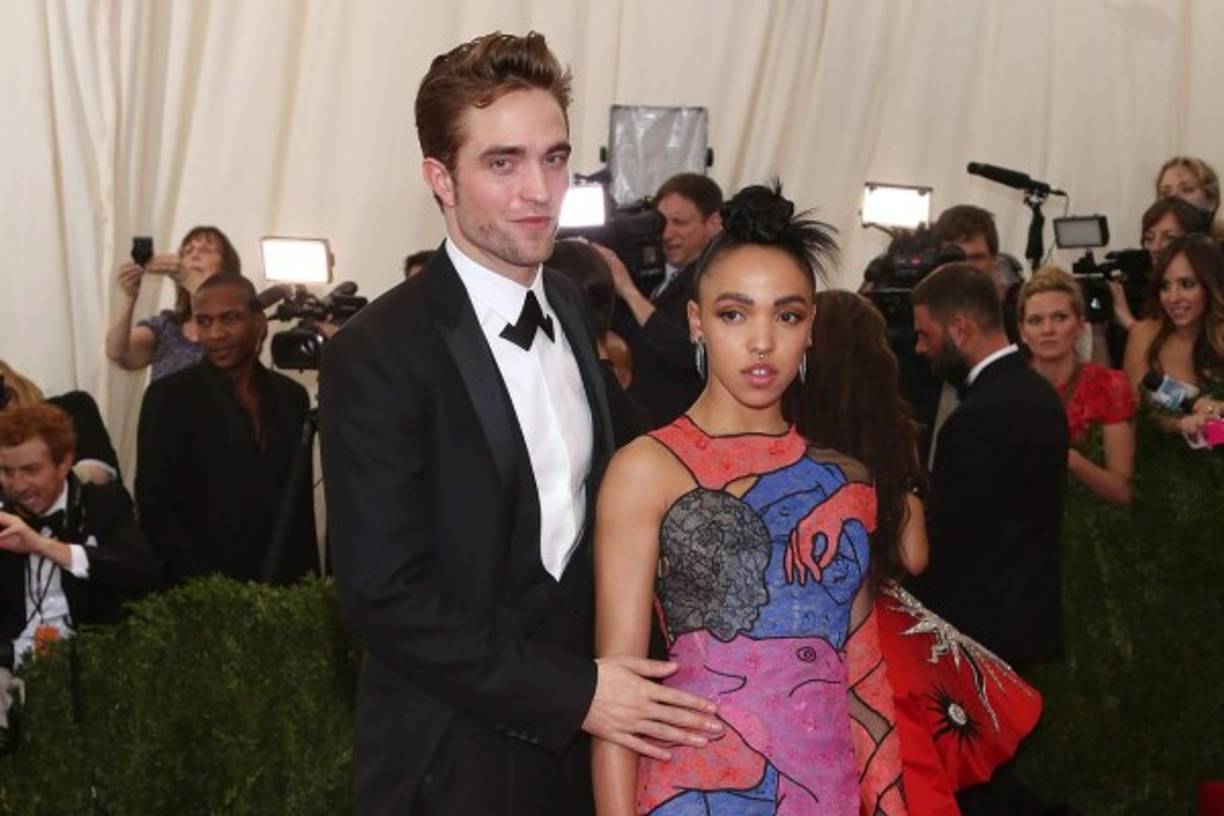Ya sabemos por qué Robert Pattinson está tan enamorado… ¡Mira los sensuales movimientos de FKA Twigs!