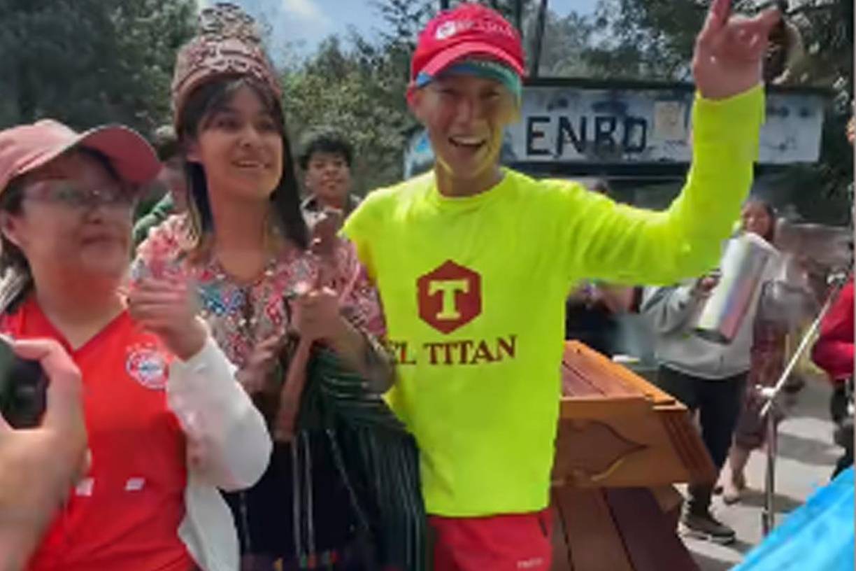 El youtuber japonés Shin Fujiyama que corre por la educación en Honduras, llegó este domingo a Guatemala, donde fue recibido como un héroe.