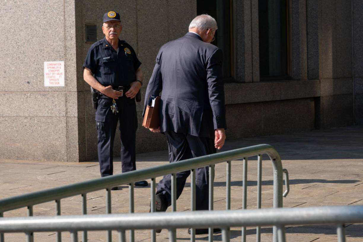 Asimismo, transfirió al extranjero “información sensible” del gobierno estadounidense y “tomó medidas que ayudaron secretamente al gobierno de Egipto”, sobre todo en el ámbito militar y de inteligencia. 