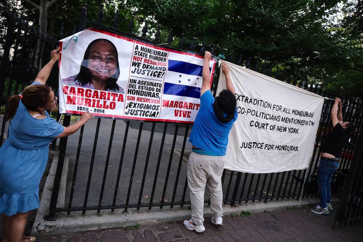 <b>Fin de la Audiencia</b>: Concluye la audiencia y la multitud comienza a dispersarse, llevando consigo un sentimiento mixto de justicia y frustración.