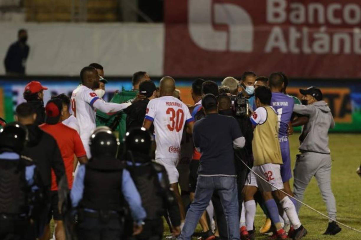 Tremenda bronca de los jugadores del Olimpia y Marathón en la cancha del Nacional.