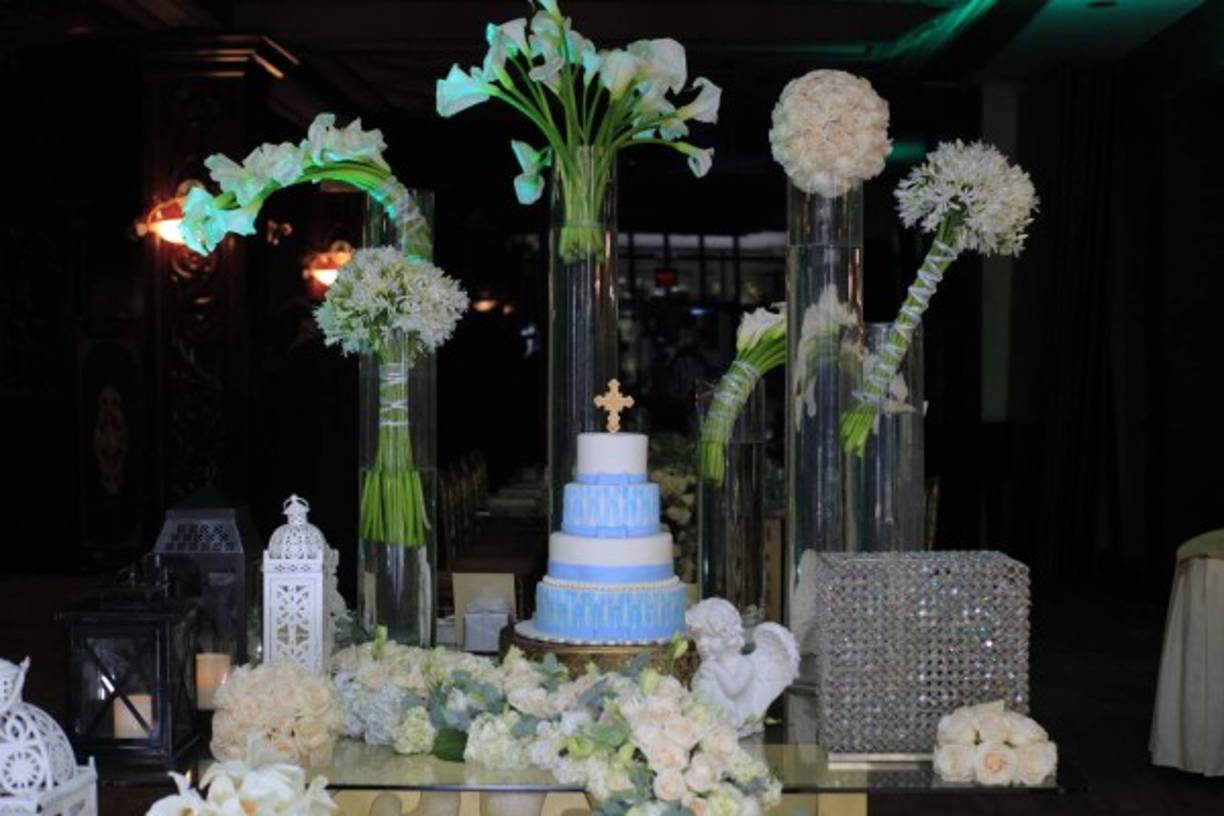 El impacto visual de la fiesta fue la isla primaveral del pastel.