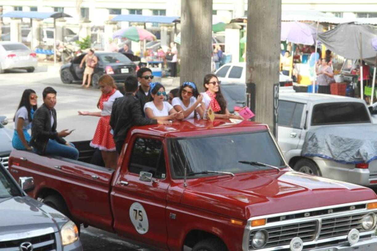 Los estudiantes desfilaron por las calles en carros antiguos.