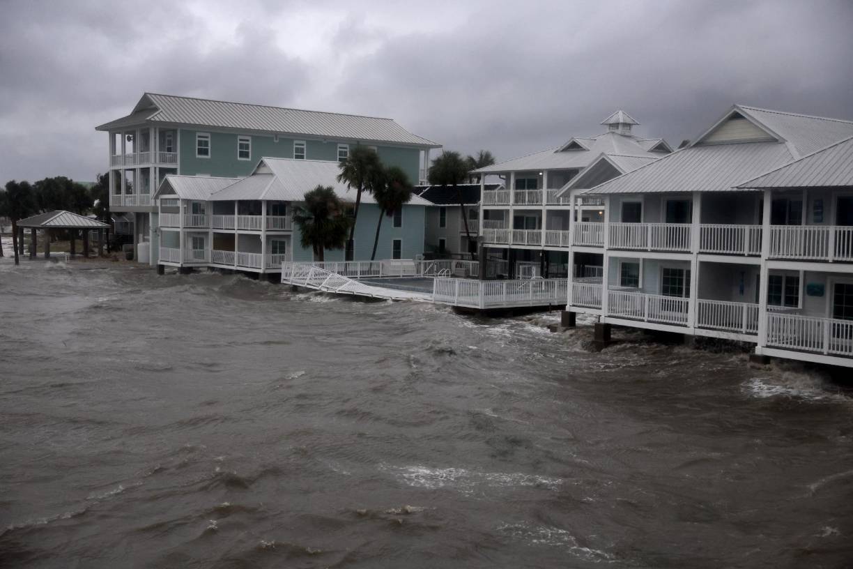La tormenta tropical <b>Debby</b> avanza este lunes por el norte de Florida y amenaza con provocar inundaciones catastróficas en el sureste de Estados Unidos, donde causó la muerte de al menos cuatro personas. 