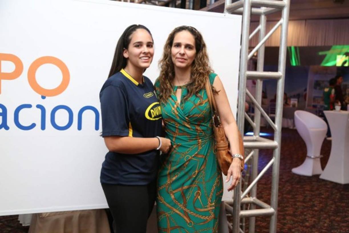 Alejandra y Tonia Urbina.