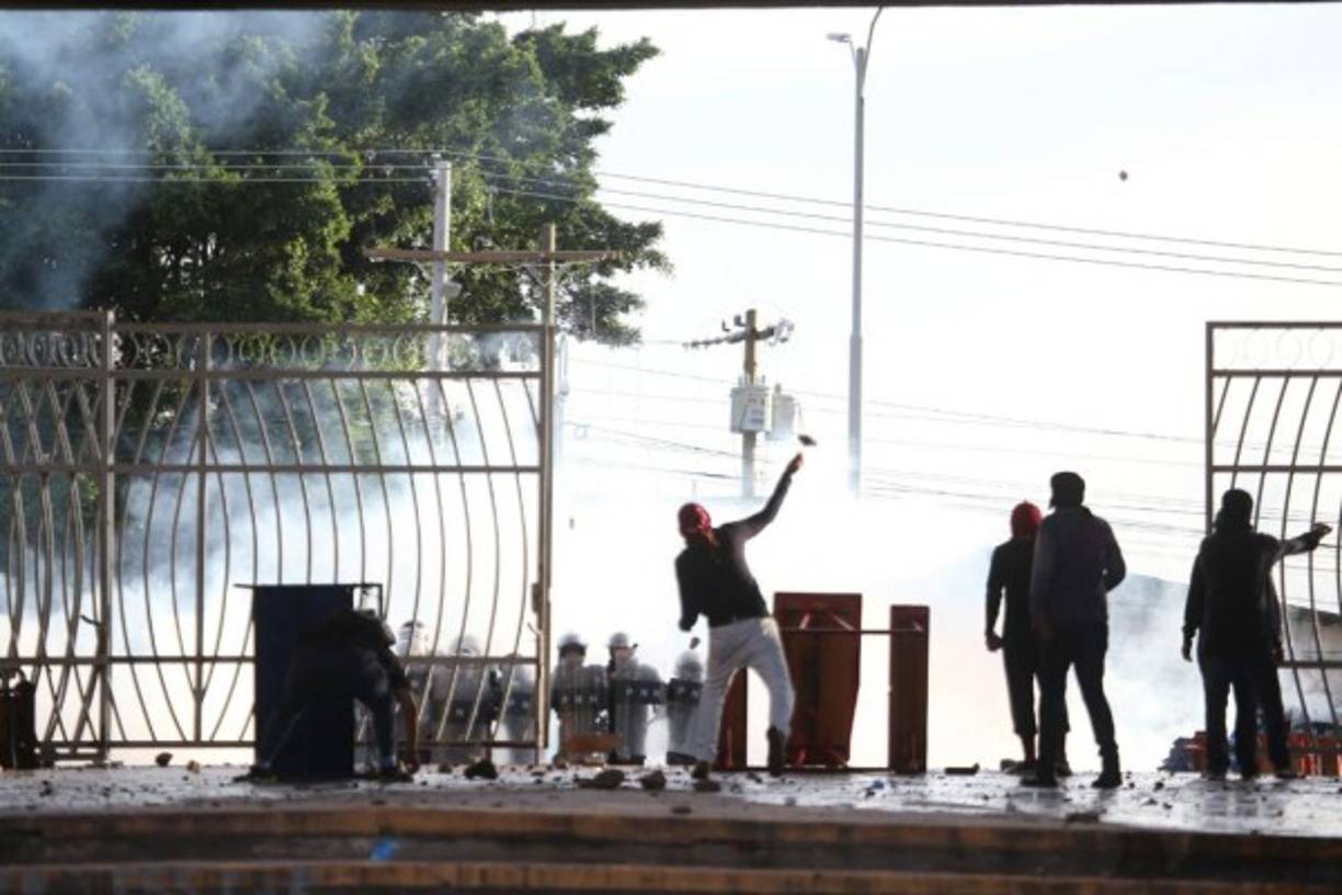 Los protestantes se cubrieron el rostro para no ser identificados.