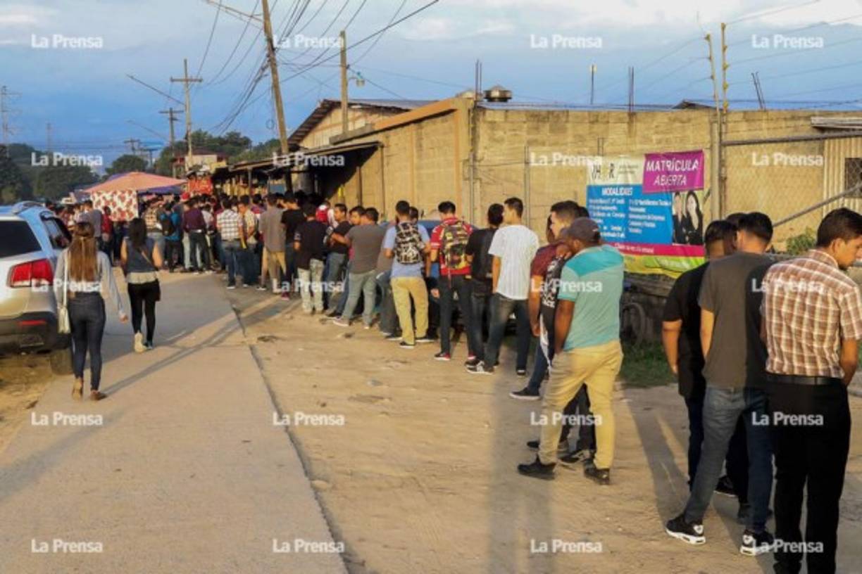 Alrededor de las 6:00 am y 7:00 am las filas suelen ser enormes y la desesperación de las personas aumenta.