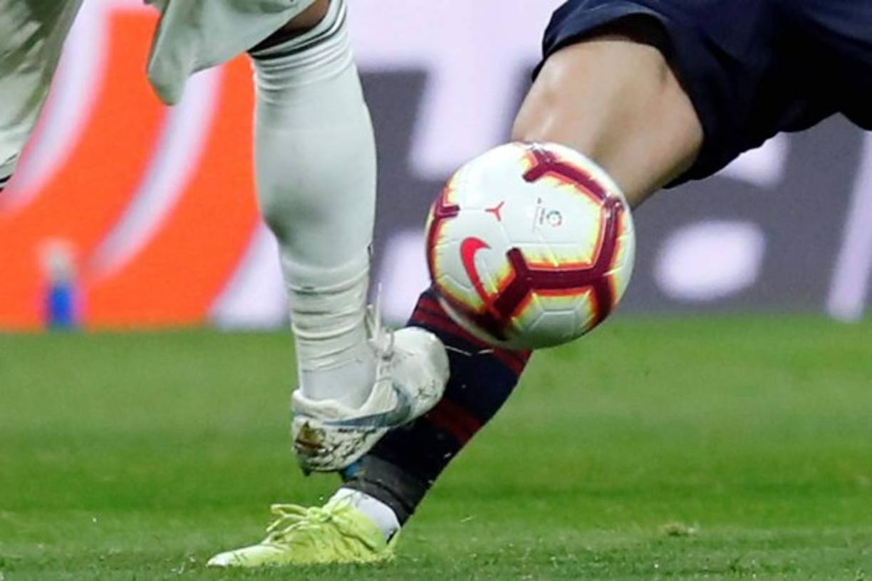 El delantero argentino Lionel Messi recibe una entrada de Sergio Ramos. Foto EFE