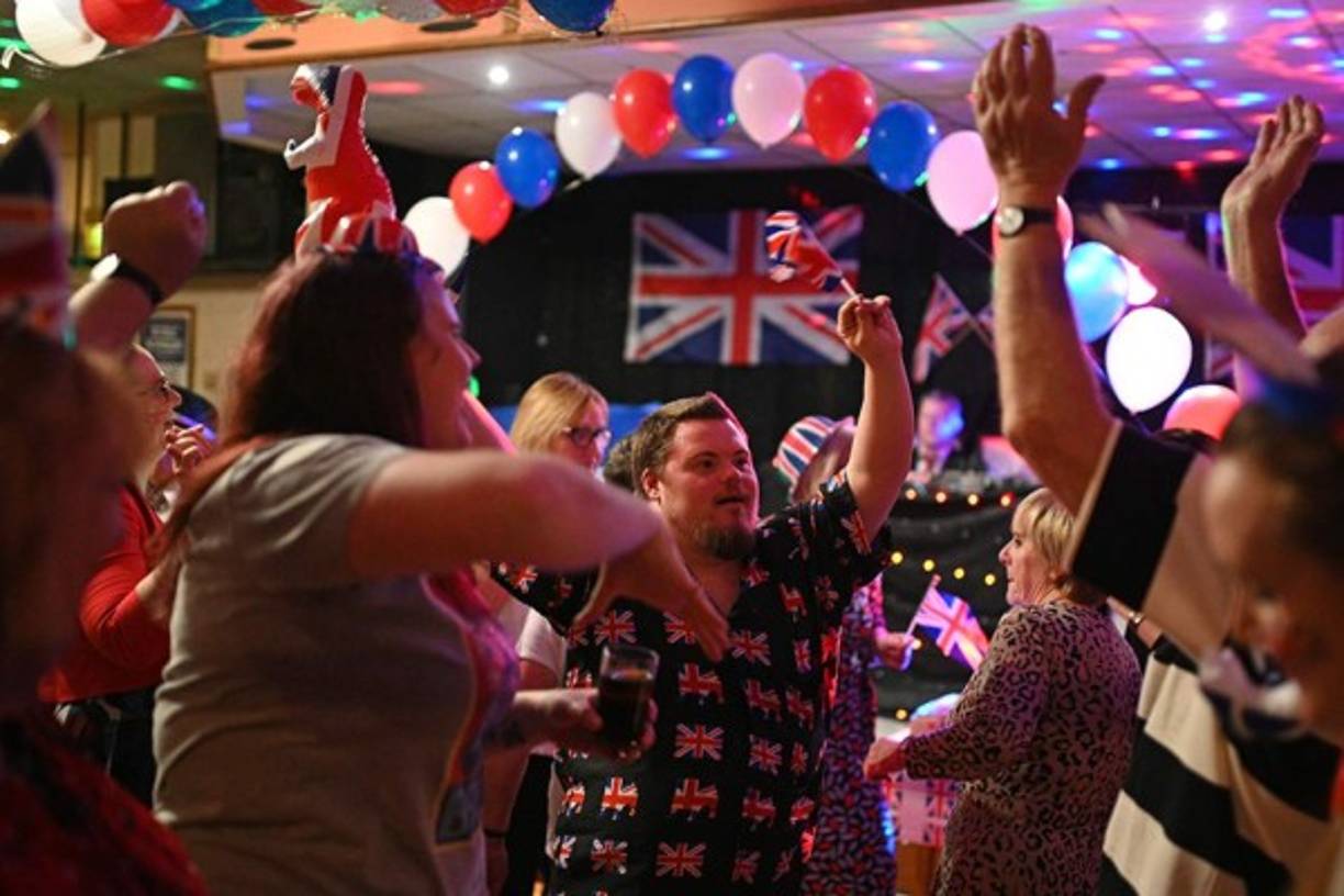 Ninguno de los 73 eurodiputados británicos elegidos en mayo ocupa ya un escaño. 46 se reservaron para futuros Estados miembros y 27 se redistribuyeron a otros países del bloque.