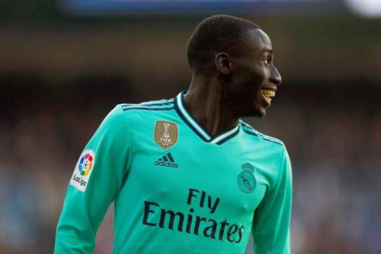 Ferland Mendy: El francés sería una de las sorpresas y todo indica que estará como lateral por la banda izquierda. Le ha ganado el puesto a Marcelo.