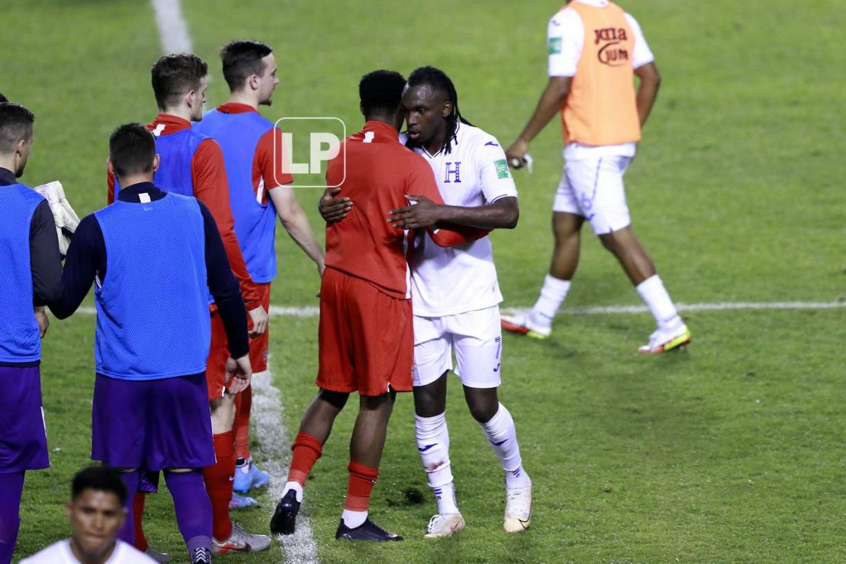 Alberth Elis saludo a los jugadores canadienses antes de marcharse al camerino.