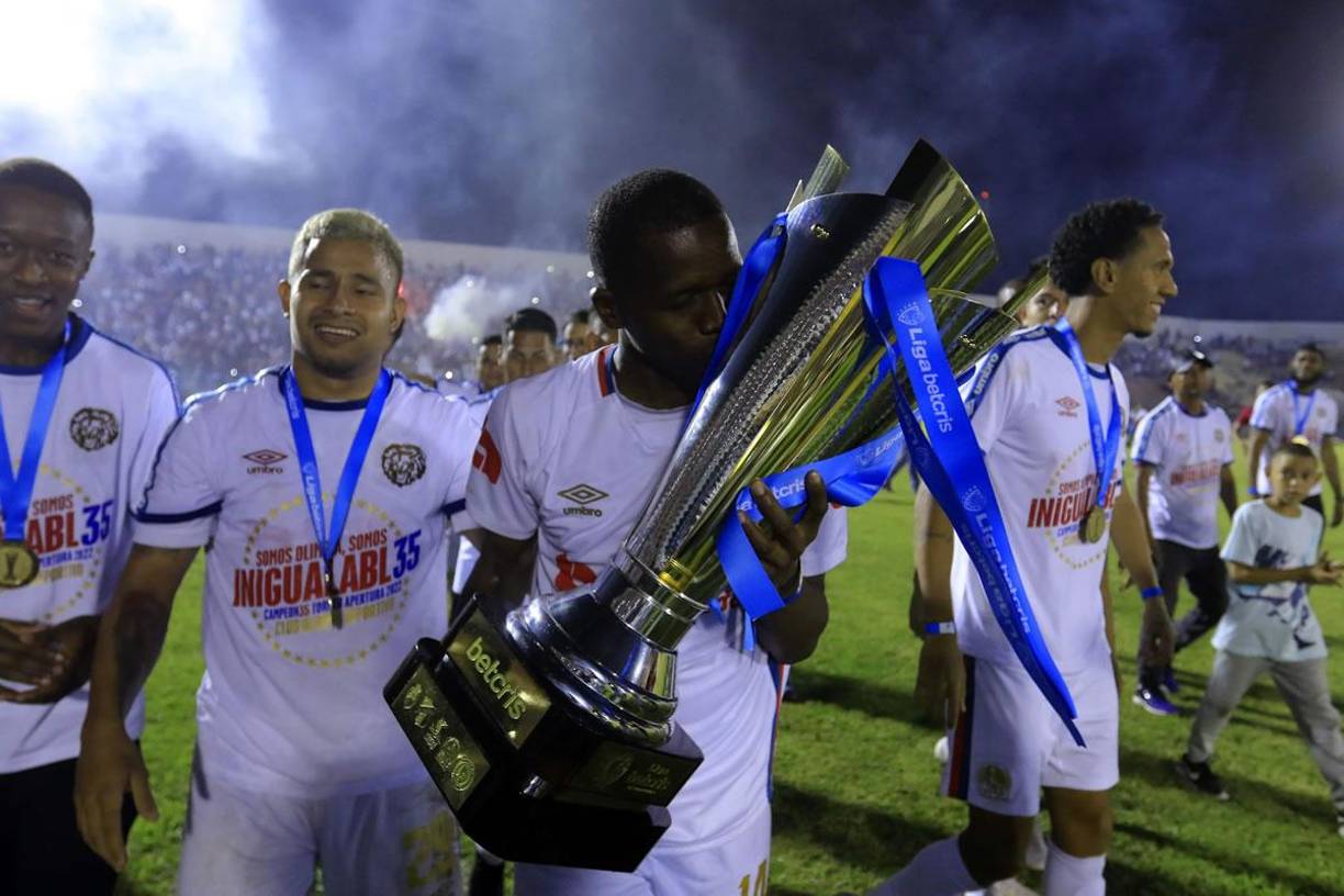 El beso de Boniek García al trofeo de la Liga Betcris que ganó el Olimpia.