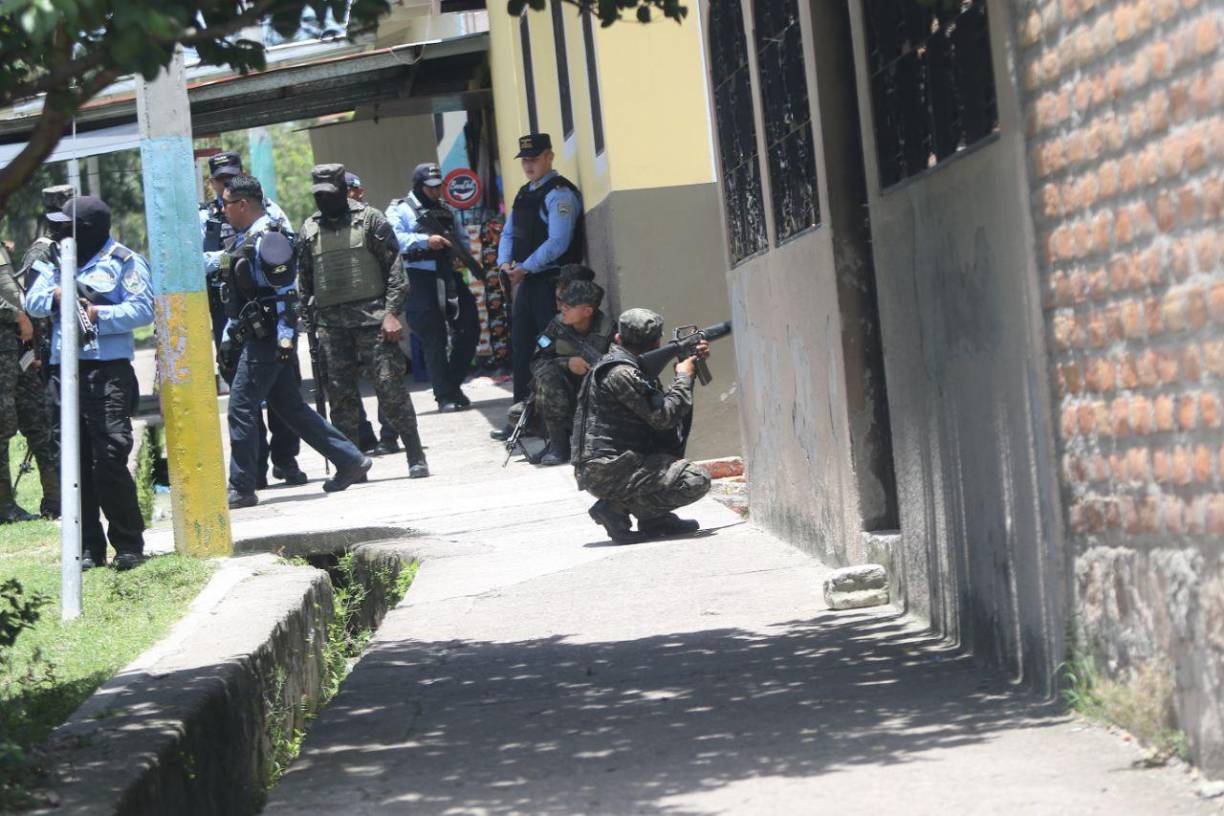 El presunto miembro de la pandilla Barrio 18 portaba un arma de fuego, calibre 9 mm., con la que realizó disparos hacia los agentes.