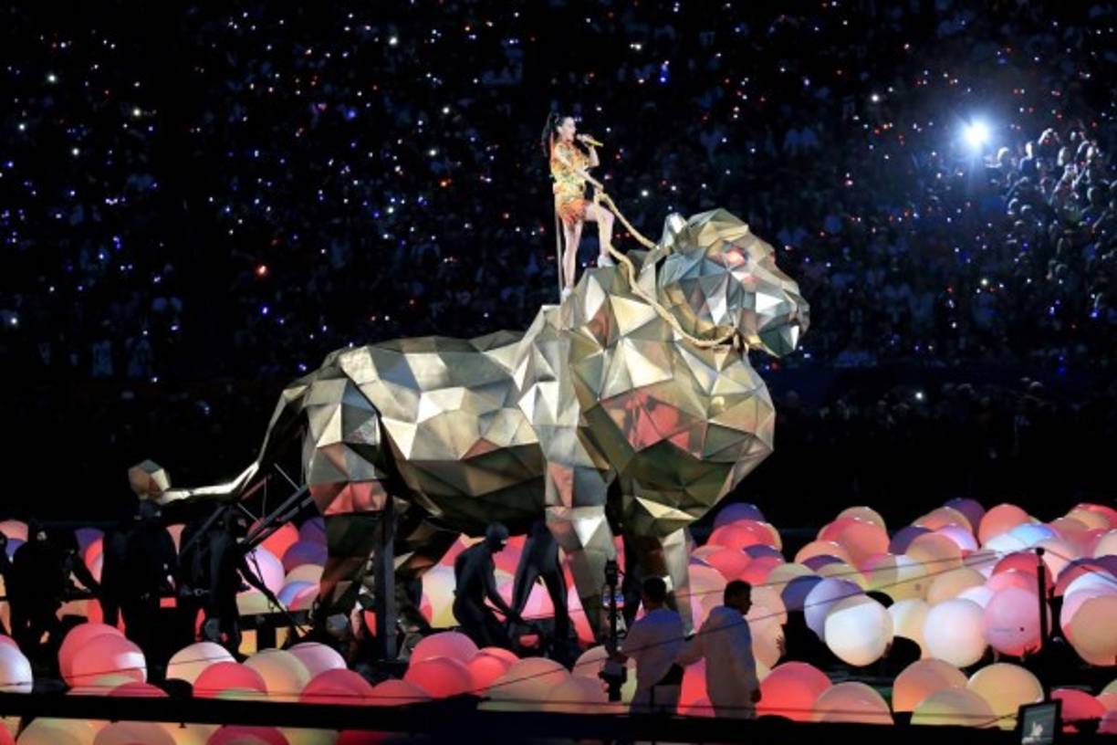 Una salvaje y sexy Katy Perry deslumbró en el entretiempo del Super Bowl, en Arizona, EUA.