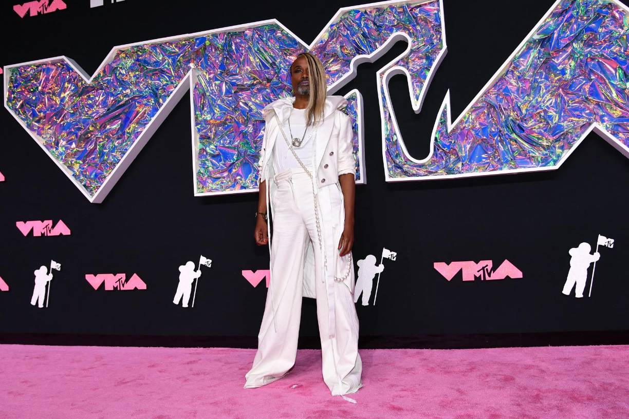 Los caballeros también brillaron en la alfombra rosa, el actor Billy Porter vistió un traje de tres piezas en blanco.