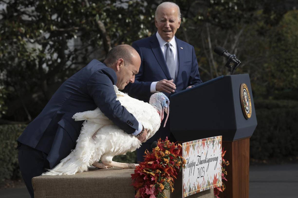 La edad del presidente se ha convertido en un motivo de preocupación para su campaña de reelección porque varias encuestas indican que la mayoría de estadounidenses lo ve demasiado mayor para seguir en el cargo. Su rival más probable, el republicano Donald Trump, tiene 77 años.