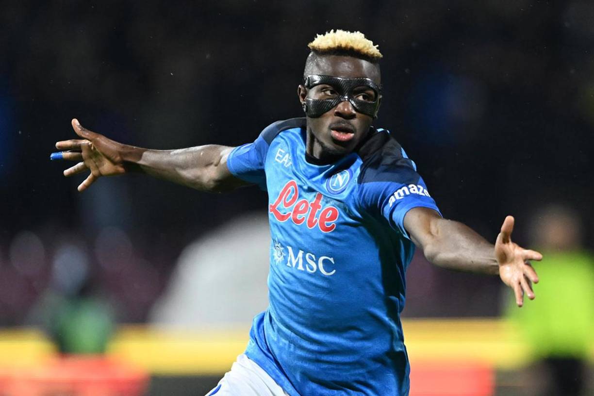 El Napoli, vigente campeón de la Serie A, ha dejado claro que solo estaría dispuesto a abrir las puertas de salida de su delantero estrella, Victor Osimhen, si alguno de sus pretendientes está dispuesto a poner sobre la mesa una suma astronómica de 150 millones de euros. Varios clubes están interesados en el goleador.