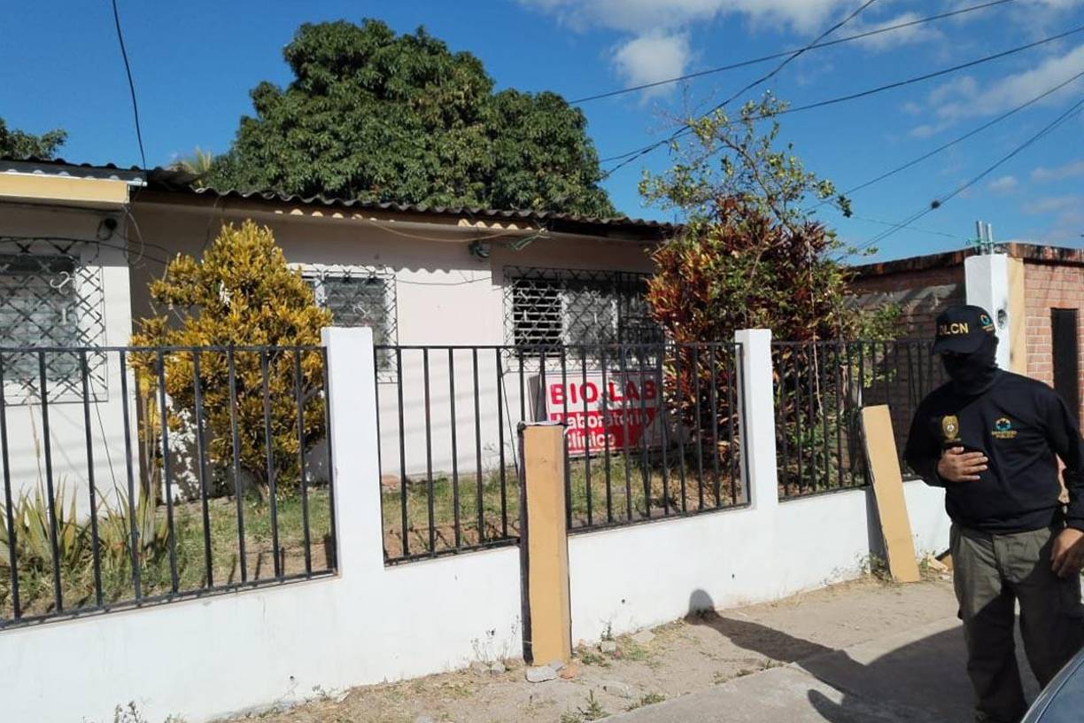 “El operativo tiene como propósito judicializar a personas que estarían dedicadas al tráfico de droga sintética”, dijo Carlos Morazán, portavoz del Ministerio Público.