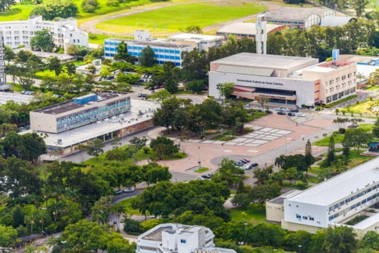 14. Universidad Federal de Catarina (Brasil). La revista Times Higher Education evalúa a las universidades de acuerdo con 13 indicadores agrupados en varias áreas: docencia (el ambiente educativo), investigación (cantidad, ingresos y reputación), citas en publicaciones académicas (influencia de la investigación), alcance internacional (equipo, estudiantes e investigación) e ingresos del sector empresarial (transferencia de conocimiento).