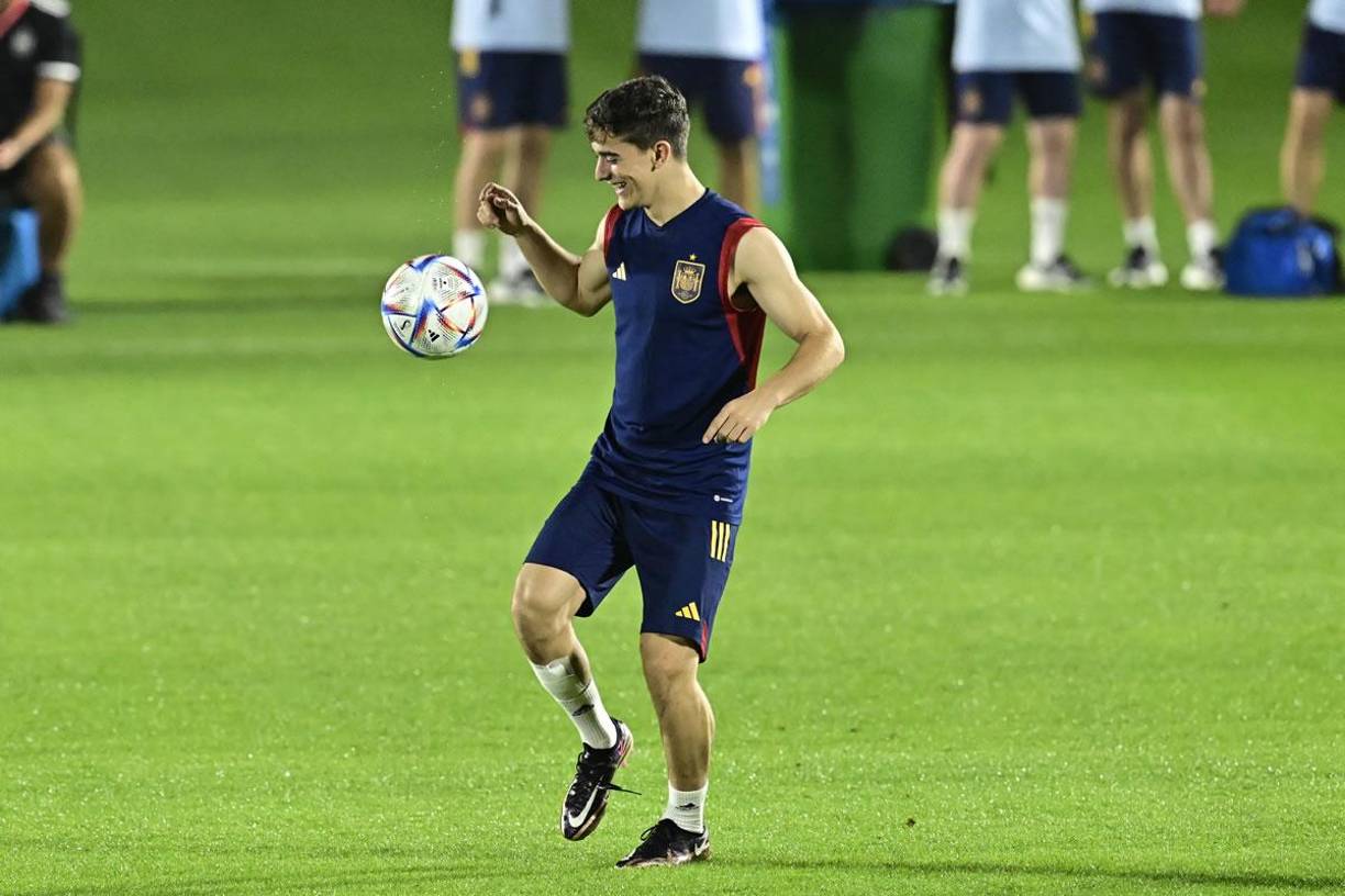 Es decir, que al pasar a formar parte de la familia Real sólo podría realizar actividades institucionales, que serán la que marque la agenda de la Casa Real, de modo que no habría cabida para que pueda seguir jugando al fútbol y más si tenemos en cuenta que Leonor, se prepara actualmente para ser la futura Reina de España.