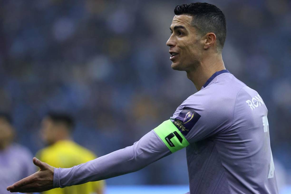 La situación se complicó desde la primera mitad, pues el Al-Ittihad se puso en ventaja desde los 15 minutos y ante una nula reacción del Al-Nassr, el rival en turno de CR7 incrementó la ventaja a los 43 minutos, tanto con el que ya se daban señales de un posible fracaso.