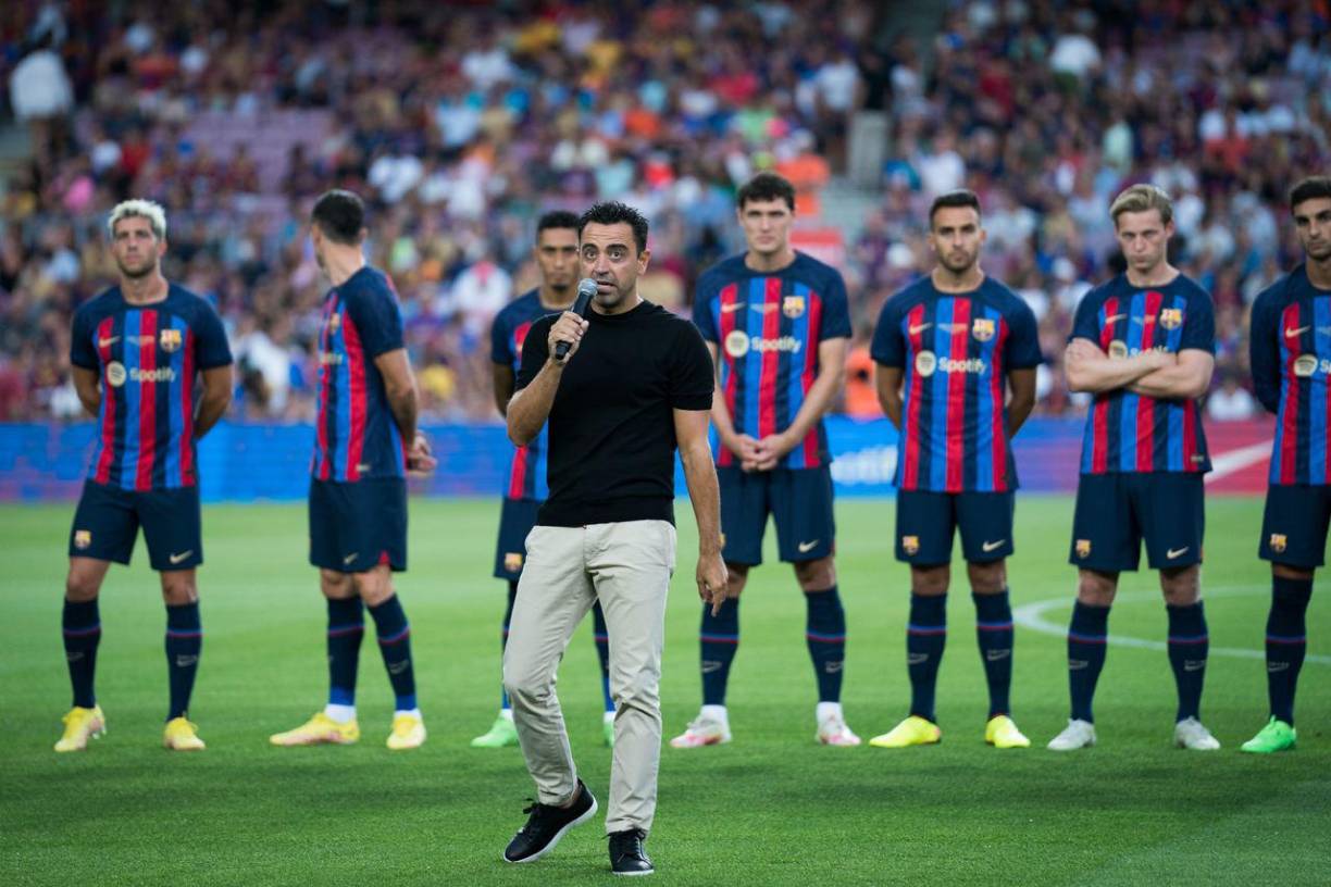 El entrenador Xavi Hernández se dirigió a los espectadores desde el césped: “Empezamos un año muy ilusionante. Queremos ganar títulos esta temporada para poder hacer felices a los culés. Nos dejaremos la piel”, prometió.