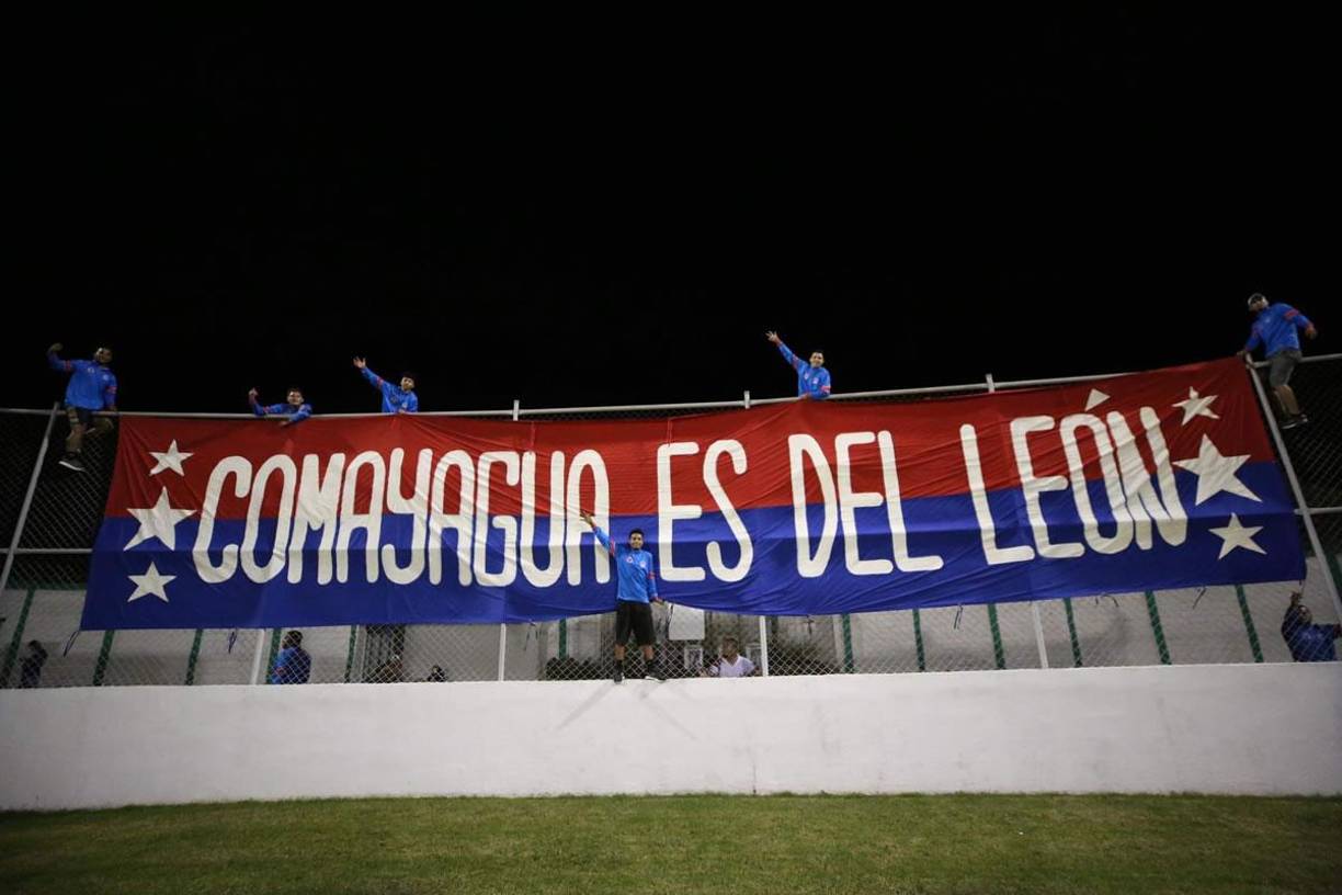 “Comayagua es del León”, así lo hizo saber la barra del Olimpia con esta enorme manta.