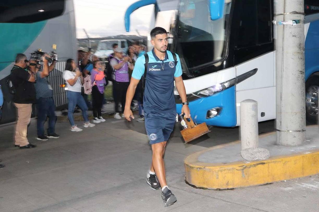 Minutos después llegó el plantel del Motagua al estadio Nacional. El mate no le faltó al uruguayo Sebastián Cardozo.