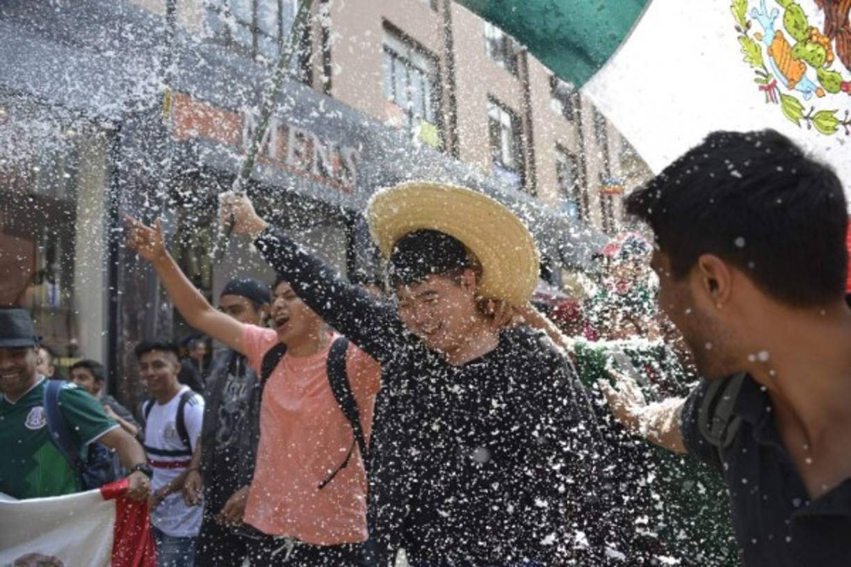 Un coreano recorre las calles de la capital mexicana en el festejo del Tri.