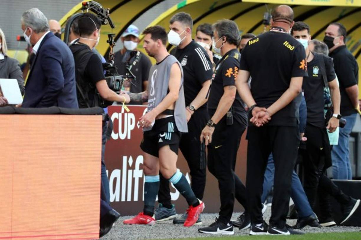 Messi y sus compañeros abandonado la cancha tras confirmarse la suspensión del partido.
