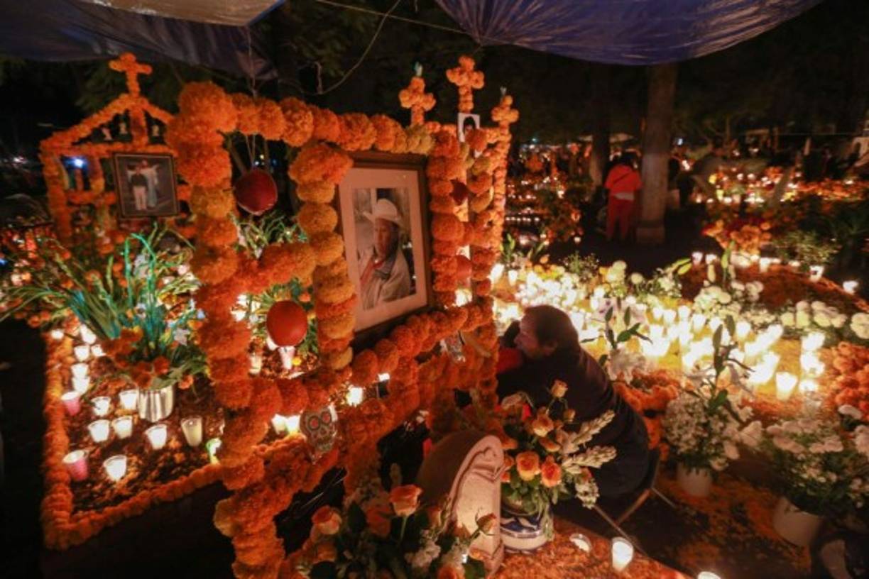 El Día de Muertos es la fiesta tradicional mexicana en la que, según la creencia popular, los difuntos visitan el mundo de los vivos. En un altar se dejan fotografías, veladoras, comida y bebida para deleite del visitante del otro mundo.