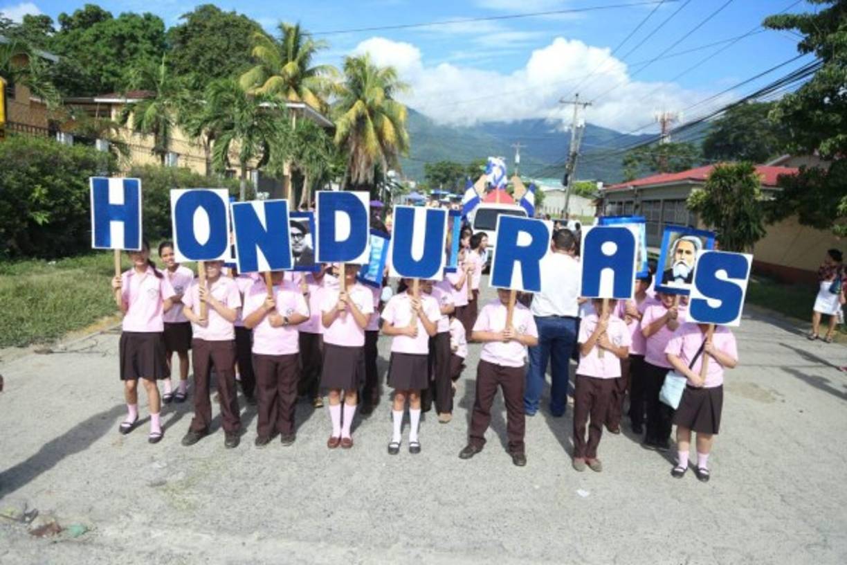 Los estudiantes orgullosos resaltan el nombre de Honduras.