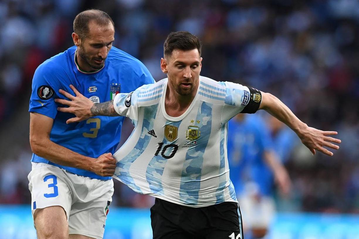 Giorgio Chiellini tenía que sujetar de la camiseta a Messi para intentar frenarlo.