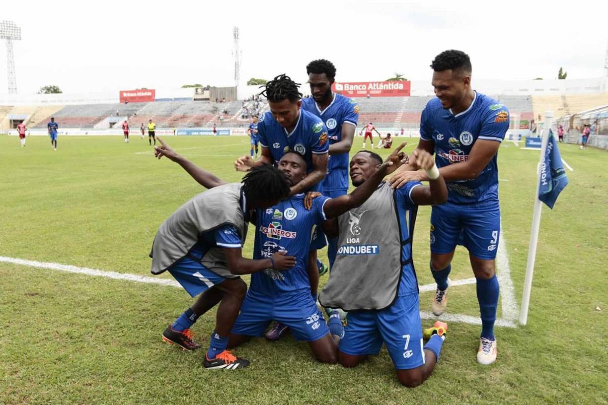 La celebración de los jugadores del Victoria tras el gol del panameño Aldair McKenzie.