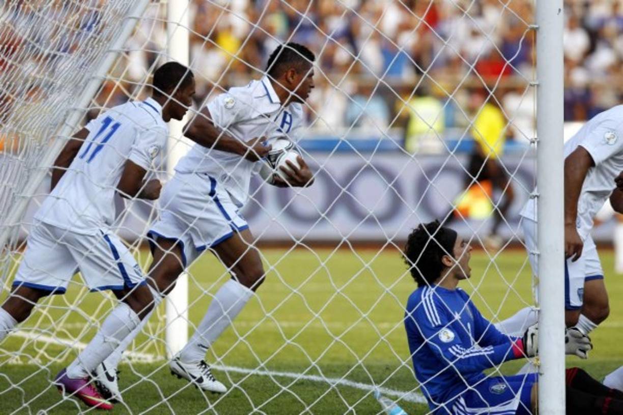 En marzo de 2013, Honduras y México igualaron 2-2 en San Pedro Sula. Javier Hernández hizo los dos tantos aztecas, pero Jerry Bengston y Carlo Costly rescataron un punto para los locales en la eliminatoria rumbo a Brasil 2014.