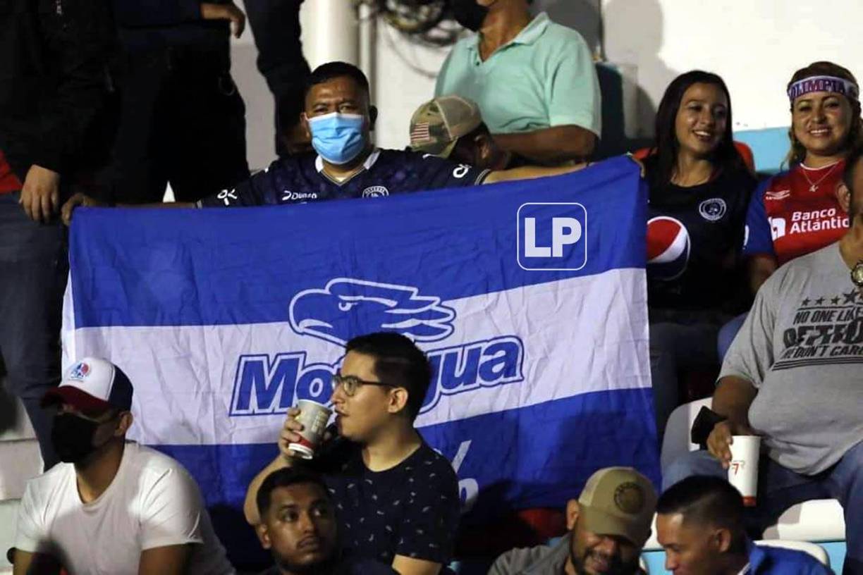Este aficionado del Motagua lució la bandera del Motagua, muy orgulloso.