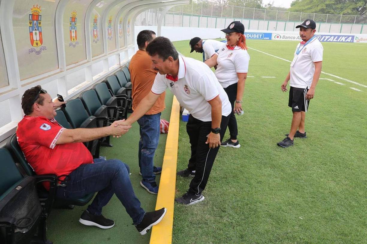 El entrenador de la Real Sociedad, Mauro Reyes, saludando al presidente del club aceitero Ricardo Elencoff a su llegada al estadio Carlos Miranda de Comayagua. 