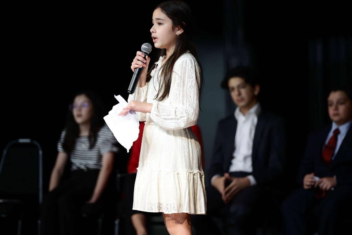 También, los jóvenes de secundaria expusieron algunos temas relevantes, dejando frases puntuales como “no podemos cambiar el futuro, sin antes cambiar el presente”.